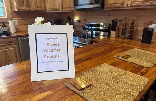 Jonesborough Cabin | NEW- Sunset Bliss, cozy 1 bedroom, 1 loft cabin in the heart of Jonesborough