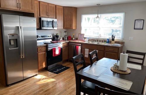 Racine House | New Sunset! Pro Cleaned, Self Check in - Sleeps 8