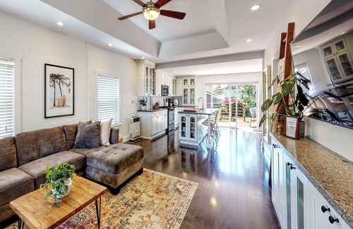Ventura House | NEW Surfrider Bungalow - walk to downtown and the beach!