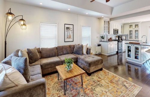 Ventura House | NEW Surfrider Bungalow - walk to downtown and the beach!