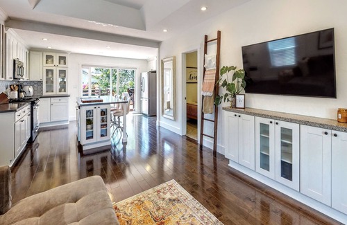 Ventura House | NEW Surfrider Bungalow - walk to downtown and the beach!