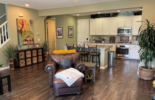 East Roseville Parkway House | NEW - Sutter Roseville 1.1 mile Kaiser Permanente 1.2 Mile - Gated Luxury Rental