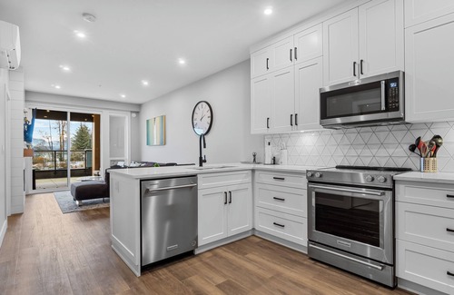 Harrison Hot Springs Condo | New Sweeping Lake Views 1BR + Den