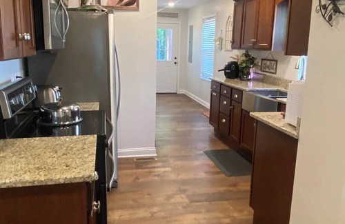 Bardstown House | NEW “ Sweet SouthernComfort” 3 bd 2+bth. IN TOWN