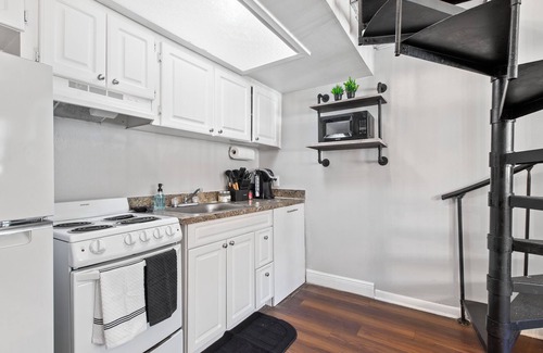 North Tampa Apartment | NEW Tampa Getaway/Fireplace/Pool/Gym/Cozy Stay