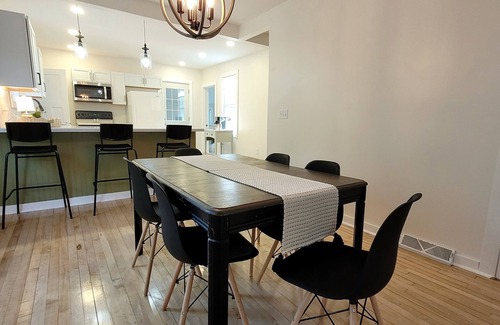 Calumet House | New! Tasteful, fresh 3BR on quiet street in Calumet