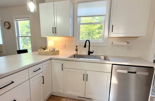 Calumet House | New! Tasteful, fresh 3BR on quiet street in Calumet
