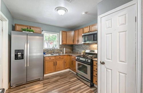 Temple House | NEW! Temple Bungalow w/Patio - 1 Mi to Hospital