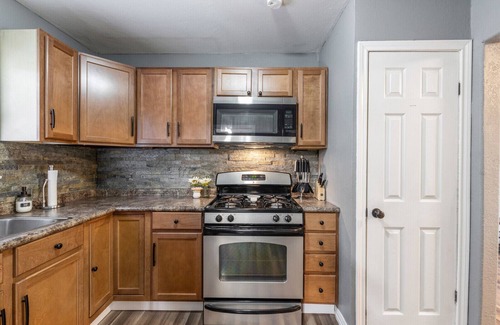Temple House | NEW! Temple Bungalow w/Patio - 1 Mi to Hospital