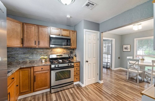 Temple House | NEW! Temple Bungalow w/Patio - 1 Mi to Hospital