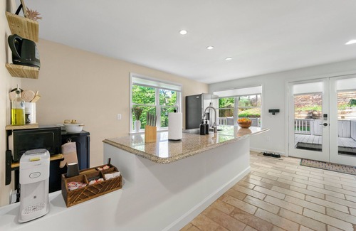 Woodstock Apartment | NEW, Tennis, Golf, Game Room, Gym, 10 min drive from Lake Allatoona & DT, Fall!