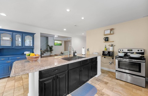 Woodstock Apartment | NEW, Tennis, Golf, Game Room, Gym, 10 min drive from Lake Allatoona & DT, Fall!