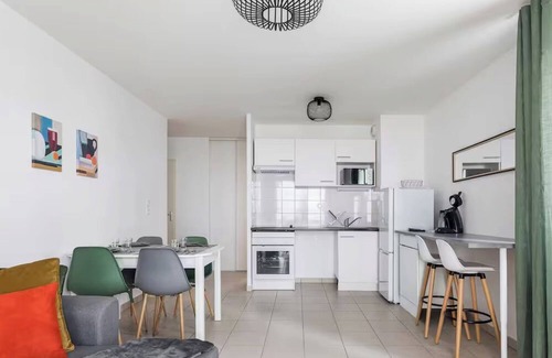 Fontaine-Bayonne-Cartoucherie Apartment | NEW! The 18: Secure & quiet 2-bed apt, terrace, parking, city center, near river