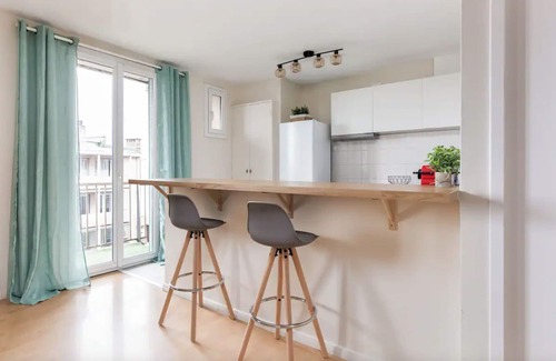 Saint Michel Apartment | NEW! The 310: 2-bed apartment - AC, parking, balcony in the city, near the river