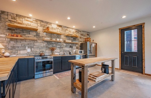 Blakeslee House | New! The Barn @ Silo Farm: Lake Area, Dogs Ok, Fireplace, Fire Pit!