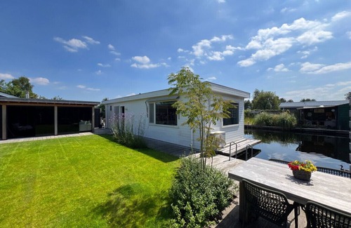 Municipality of De Ronde Venen Apartment | NEW - The Cosy Houseboat - on a lake near Amsterdam