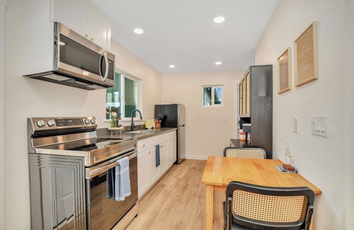 Vallejo House | ~ New! ~ The Craftsman Guest House ~ On Large Park ~