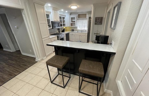 Chickasha House | NEW The Drover by USAO - King Bed - SmartTV - Quiet Street!