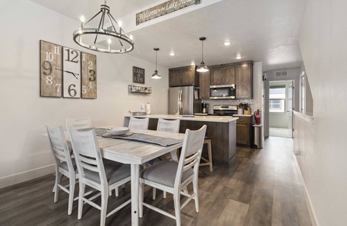 McCall House | NEW! The Getaway; A Fresh Modern Retreat! Enjoy the Mountains & Lake with Your Fav People!