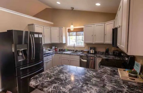 Sioux Falls House | New~The Lily Pad~Hot tub & Sauna/Dog&Kid Friendly