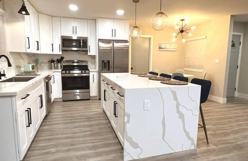 Vista House | *New* The Melrose Place 3Bd 2Ba, Fully Renovated