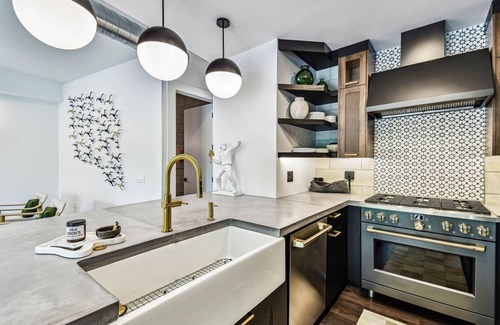 Hyde Park Apartment | NEW The Strata Barn - Luxury Hyde Park Townhome