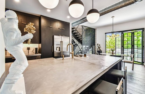 Hyde Park Apartment | NEW The Strata Barn - Luxury Hyde Park Townhome