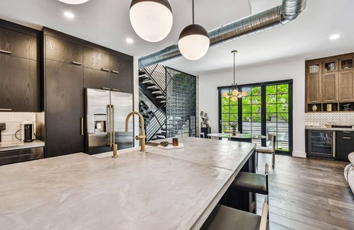 Hyde Park Apartment | NEW The Strata Barn - Luxury Hyde Park Townhome