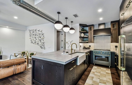 Hyde Park Apartment | NEW The Strata Barn - Luxury Hyde Park Townhome