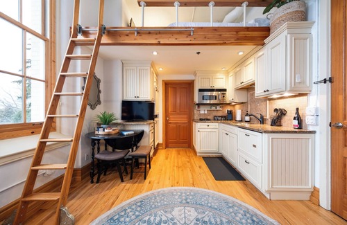 Traverse City Condo | NEW - The Vino Vista Retreat - A Historical stay in Traverse City, MI