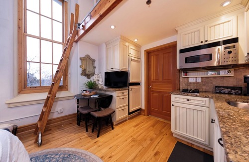 Traverse City Condo | NEW - The Vino Vista Retreat - A Historical stay in Traverse City, MI