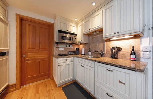 Traverse City Condo | NEW - The Vino Vista Retreat - A Historical stay in Traverse City, MI