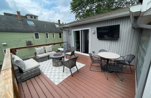 Tremont House | NEW~ "The Wolf of Tremont"-Golf Simulator,85 in tv, Pool Table+Shuffleboard!
