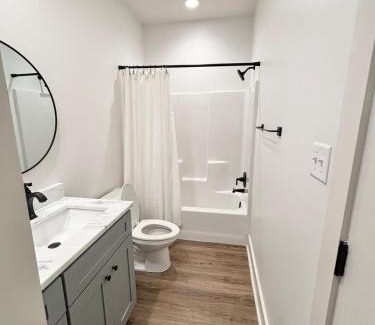 Lafayette Apartment | NEW Thibodeaux House Cajun Luxury 65 TV Fast WiFi