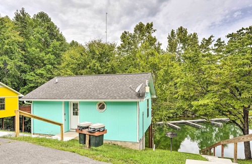 Winchester Cabin | NEW! Tims Ford Lake Cabin: Charcoal Grill & Marina