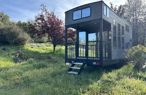 Penn Valley House | New tiny house near Grass Valley on shared 5 acre wooded lot! Hot tub access!