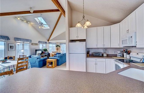 South Beach Haven House | New to Rentals, Pet Friendly w/Ocean Views, 5 Decks. Steps to Beach!