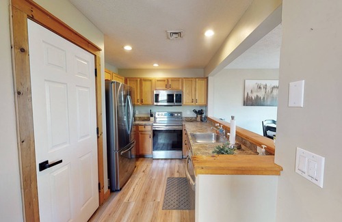 Tannersville House | NEW TO VRBO! 5-Stars on BnB: The Ski House @ Camelback w/Game Room, Sleeps 10!