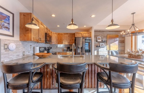 Crested Butte House | NEW TO VRBO! Black Bear 202-Luxury Condo/Walk to Slopes! Hot Tub Heated Garage.