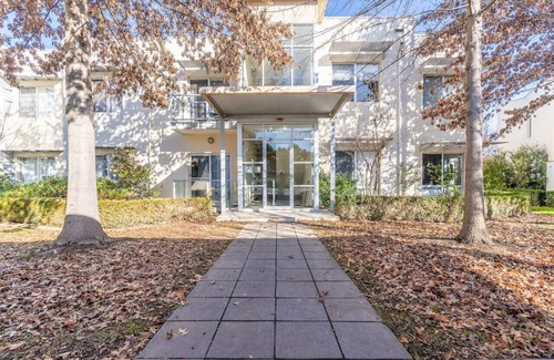 Lyneham Apartment | New to VRBO: Captivating 3BR/2BA APT close to Dickson Shopping!