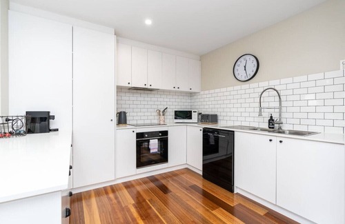 Chifley House | New to VRBO: Comfy and Modern House w/Outdoor Dining & WiFi