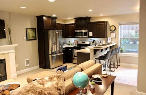 University Park Apartment | NEW TO VRBO! Fireplace Flat private 725 Sq Ft apt near University of Portland
