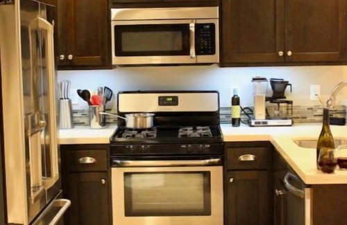 University Park Apartment | NEW TO VRBO! Fireplace Flat private 725 Sq Ft apt near University of Portland