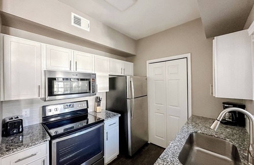 South Side Apartment | New to Vrbo Sleepover Stunning 1BD/1BA + Gym - Corpus Christi