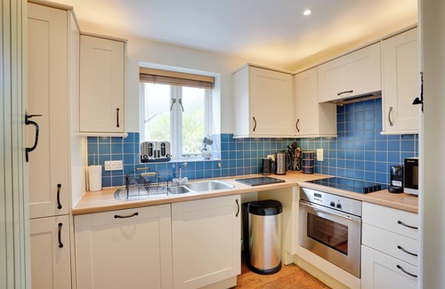 Cirencester Cottage | *New* Toad Hall: Lake Access & Family Friendly