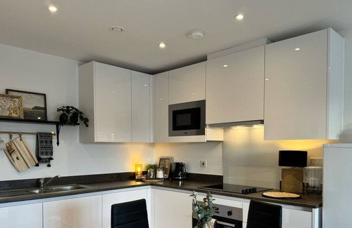 Derby Apartment | New top flr central apt w/ dedicated free parking