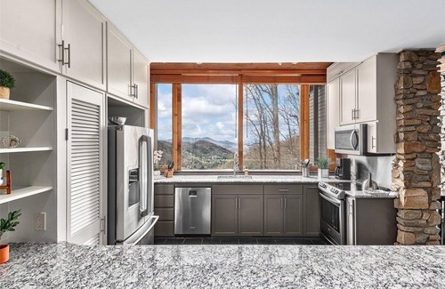 Asheville Villa | *New* Town-Mtn Lux: Hot Tub|Views|Game Room|Seclusion