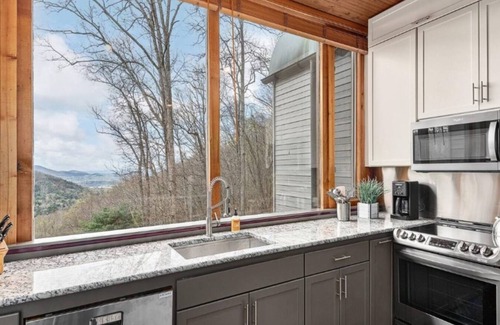 Asheville Villa | *New* Town-Mtn Lux: Hot Tub|Views|Game Room|Seclusion
