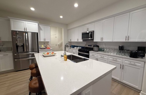 Ontario House | New townhome in lovely Ontario with WiFi, AC Garage Parking