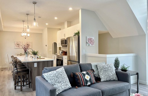 Harvie Heights House | New Townhome with Nice Layout @Skyridge, 5min to Canmore, 1min to BanffGate